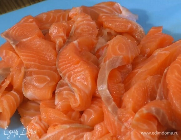 Семгу тонко нарезать.