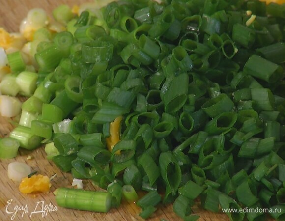 Зеленый лук тонко порезать наискосок.