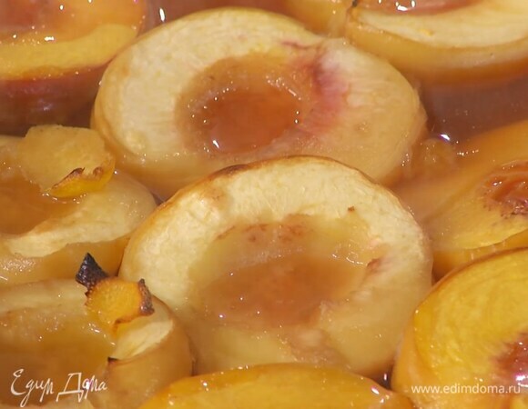 Запекать персики в разогретой духовке на 25-30 минут.