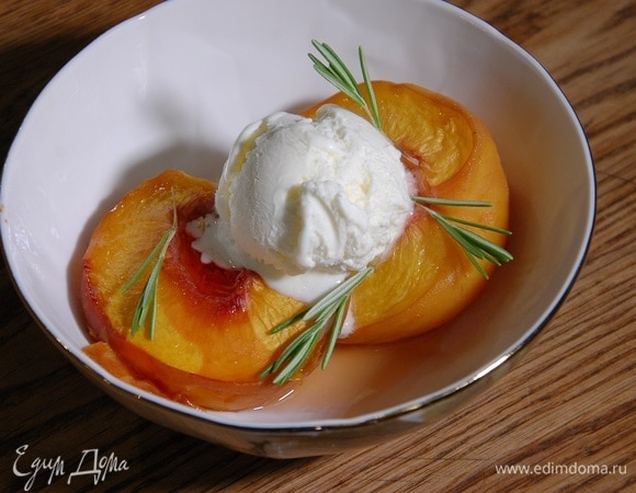 Подавать припущенные персики с мороженым, украсив листьями розмарина.