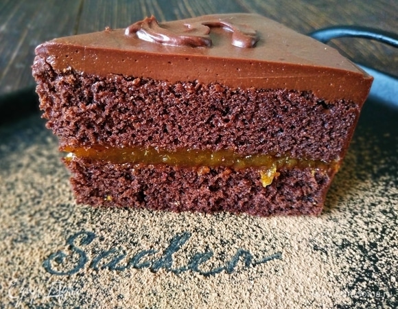 Торт очень вкусный! Насыщенные и в меру влажные коржи, абрикосовый джем и слой очень вкусного шоколада — любители шоколадных тортов оценят по достоинству. Приятного чаепития!