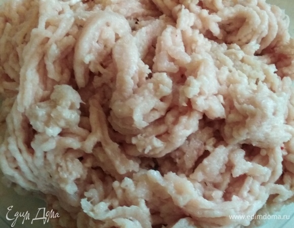 Мякоть пропустить через мясорубку с репчатым луком и размоченным в воде хлебом. Фарш посолить, поперчить, влить 50 г воды. Хорошо перемешать.
