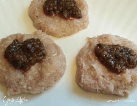 Взять порцию фарша, как для котлет. Сделать лепешку, на середину которой выложить 1 ч. л. грибной икры. Края соединить. Сделать котлету.