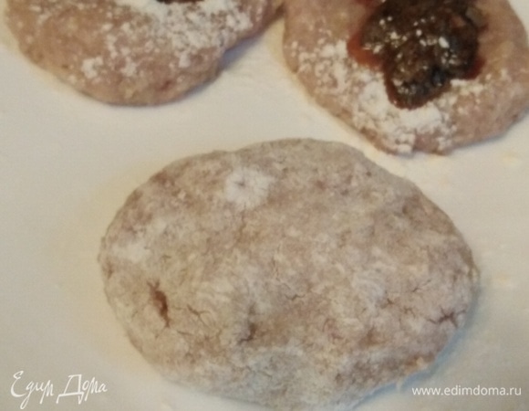 Обвалять в муке.