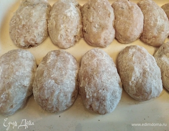 Форму для запекания смазать растительным маслом. Выложить подготовленные зразы. Поставить в разогретую духовку. Запекать при 190°C 40 минут. Через 15–20 минут после начала запекания смазать верх заготовок выделившимся соком. Приятного аппетита!