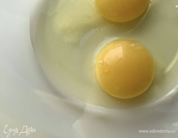 Яйца начните взбивать со щепоткой соли.