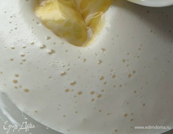 Затем влейте растопленное сливочное масло, перемешайте. Яичная масса немного осядет, не пугайтесь.