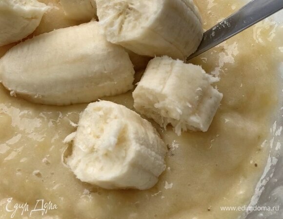 Три банана (примерно 340 г без кожуры) разломайте на кусочки, а затем пюрируйте вилкой. Выложите банановое пюре к яйцам с маслом и слегка перемешайте.