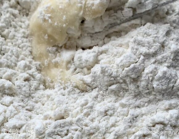 В отдельной посуде просейте пшеничную муку, разрыхлитель и щепотку соли. Всыпьте к жидким ингредиентам и слегка перемешайте.