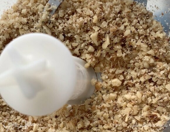 Грецкие орехи измельчите в блендере в импульсном режиме не очень мелко или порубите ножом.