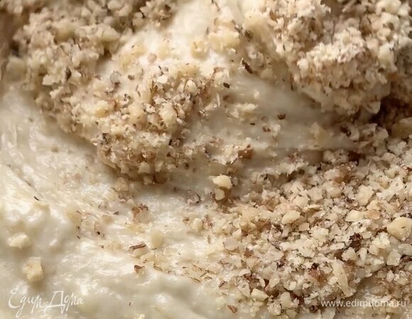 Аккуратно вмешайте орехи в тесто.