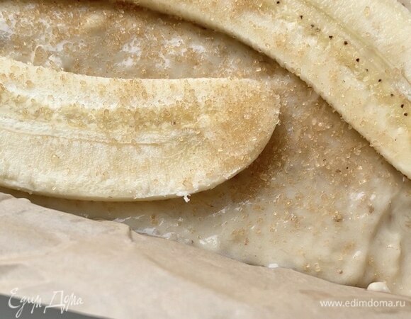 Сверху посыпьте тростниковым сахаром и выпекайте в разогретой духовке при 180°C в течение 1 часа 5 минут. В конце выключите духовку, приоткройте дверцу и дайте постоять хлебу около 15–20 минут. Подавайте как теплым, так и холодным. Будет вкусно с чаем, кофе, молоком или просто так. Приятного аппетита!