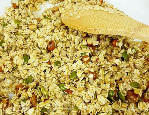 В сотейник наливаем яблочный сок, растительное масло, добавляем соль и мед. Ставим на плиту и слегка нагреваем до соединения всех ингредиентов. Выливаем готовый сироп в овсяно-ореховую смесь и хорошо вымешиваем. Выкладываем тонким слоем в форму для запекания на пергамент. Запекаем в хорошо прогретой духовке при температуре 160°C 40–50 минут. При запекании гранолы важно ее постоянно перемешивать. Сначала каждые 10 минут, а потом все чаще, так как ​ зарумяниваться она будет все быстрее. От духовки лучше не отходить в конце приготовления. Общее время запекания у меня составило 45 минут.