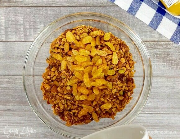 Готовой граноле даем полностью остыть. Затем добавляем в нее изюм или любые другие сухофрукты: курагу, чернослив, финики и так далее. 