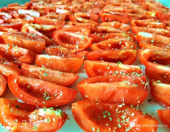 Помидоры сорта сливка разрезаем пополам или на четыре части, если крупные. Чайной ложкой убираем жидкую часть с семенами. Низкий противень или решетку застилаем пергаментом и выкладываем плотно друг к другу помидоры шкуркой вниз. Посыпаем солью, сахаром и любыми травками. Ставим в духовку при 90°C (режим конвекция), дверку оставляем приоткрытой. Я вставляю деревянную лопатку. Время вяления зависит от сочности и размера томатов. Я вялила 6 часов. Томаты должны стать плоскими и немного мягкими.