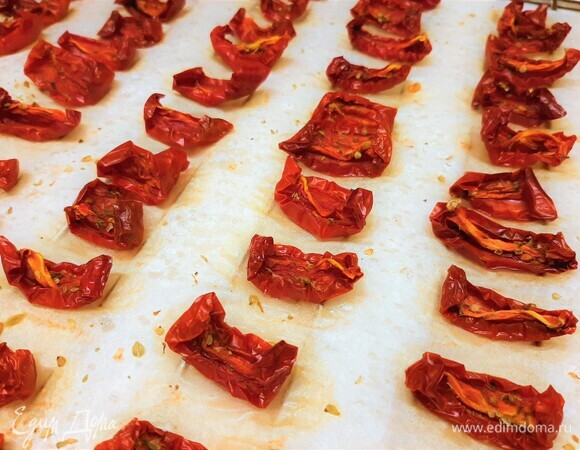 Небольшие баночки я предварительно хорошо промываю и обдаю кипятком, протираю насухо. Складываю в них еще горячие помидорки. Масло для заливки использую подсолнечное, без запаха. Нагреваю его до 100°С и заливаю томаты (важно не перегреть масло, оно не должно дымить). Для удобства кладу сначала немного помидорок в банку и заливаю частью масла, придавливаю ложкой. И так постепенно получается полная баночка вкуснейших томатов. Масло должно их полностью покрывать. Далее баночки можно дополнительно простерилизовать. Ставим их в кастрюлю, наливаем горячую воду примерно до середины баночек и кипятим минут 10. Затем достаем банки, ставим их на полотенце вверх дном, накрываем еще одним полотенцем и оставляем до полного остывания. Остывшие баночки с вялеными томатами храним в холодильнике или прохладном месте.