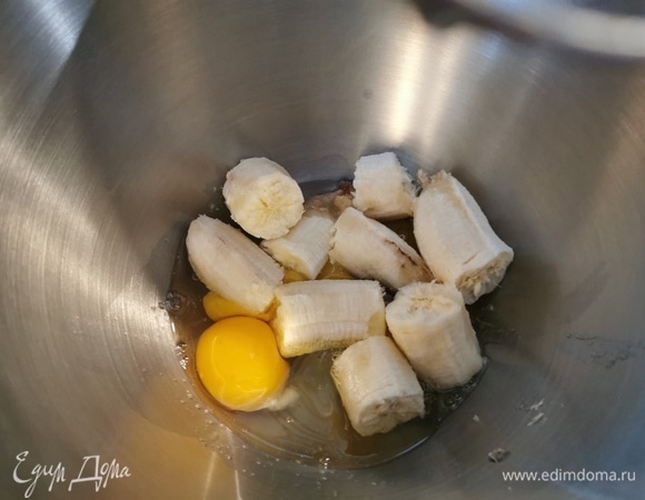 Взбить миксером спелые бананы и 2 яйца до светлой и объемной пены.