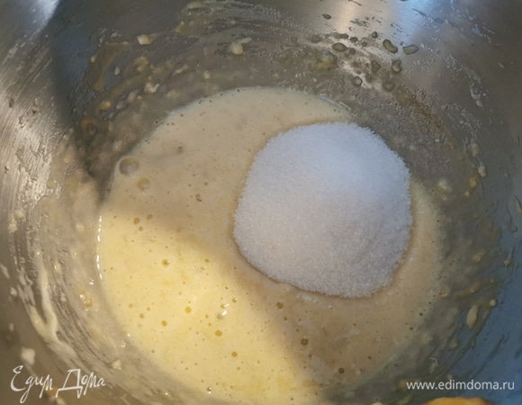 Всыпать в смесь сахарный песок и продолжить взбивать до пышной воздушной массы.