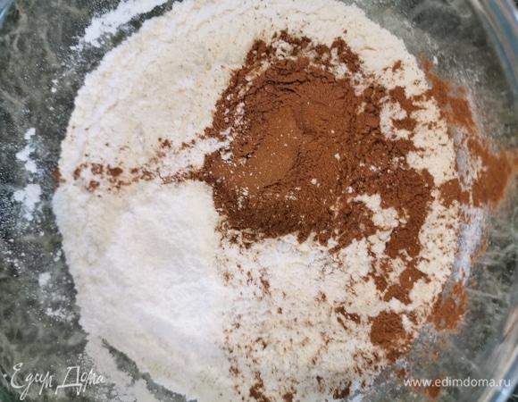 В миске перемешать муку, пекарский порошок, соль, корицу.