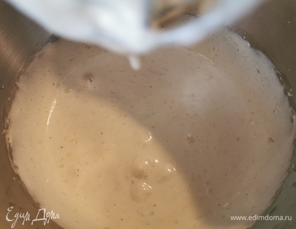 Растопить сливочное масло, остудить и влить в яично-банановую смесь. Все хорошо взбить. Консистенция немного изменится.