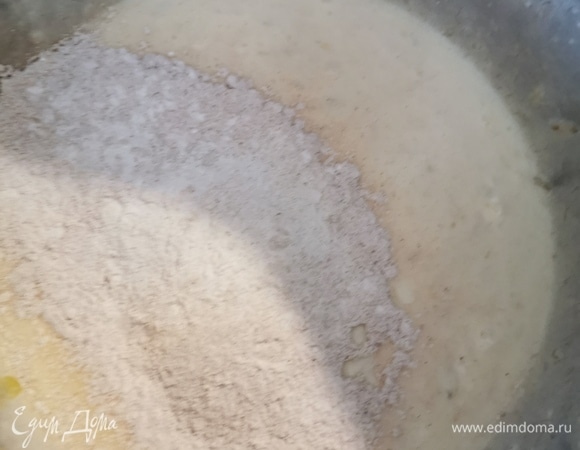 В жидкие ингредиенты всыпать сухие и хорошо перемешать до однородности.