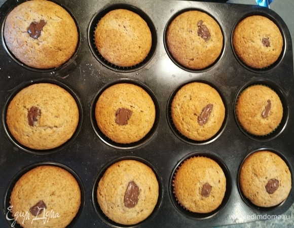 Выпекайте до сухой зубочистки около 20–25 мин. Остудить маффины на решетке. 