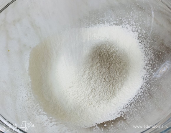 Просеиваем муку. Добавляем к ней соль и сахар. Перемешиваем.