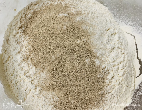 К муке засыпаем дрожжи. Перемешиваем.