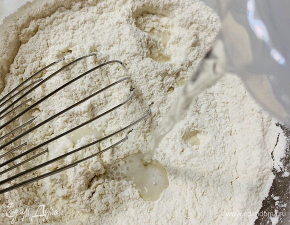 Сухие ингредиенты заливаем теплой водой (35–40°C), перемешиваем.