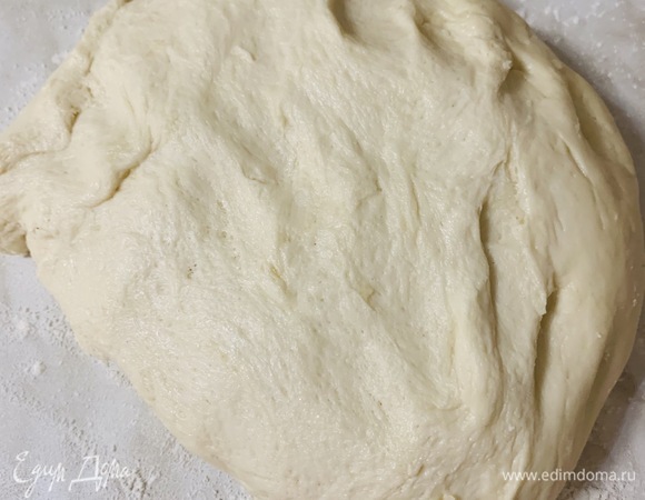 На слегка припыленной мукой поверхности замешиваем тесто в течение 7–8 минут. Тесто будет довольно липким. Муку не добавлять.