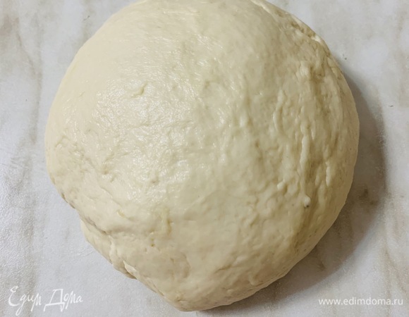 Смазываем руки растительным маслом и формируем из теста шар.