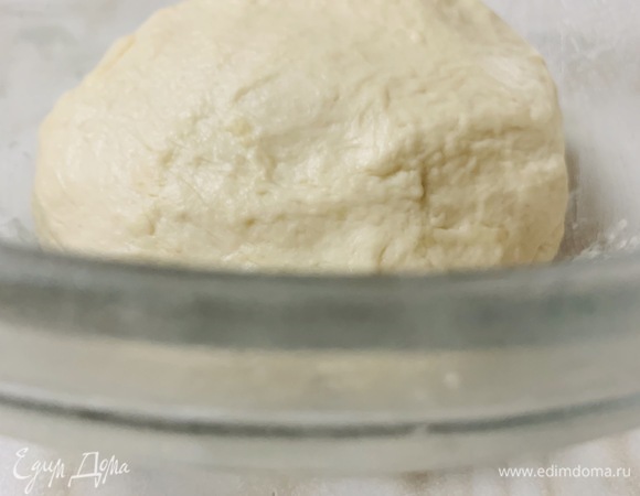 Перекладываем тесто в форму, в которой оно будет подниматься. Накрываем чистым кухонным полотенцем и убираем в теплое место на 30 минут.