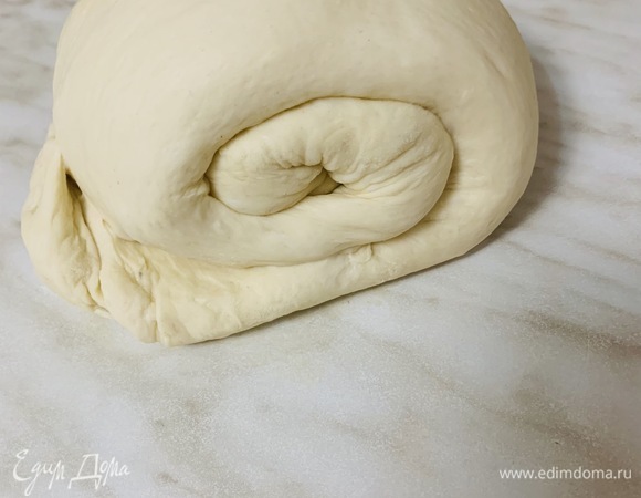 Слегка придавливаем рулет и заворачиваем в «улитку».