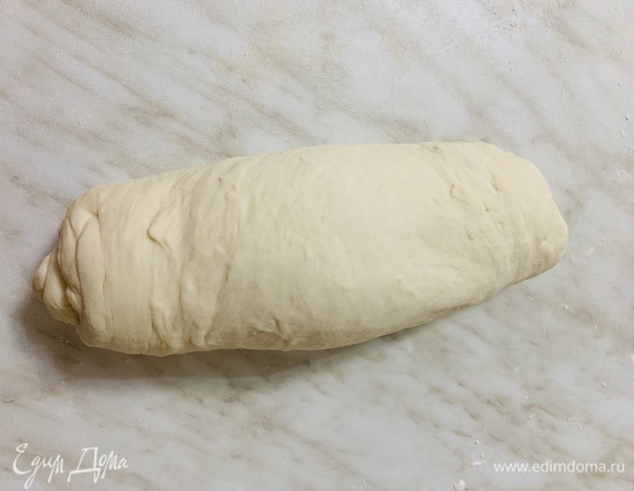 Снова растягиваем тесто в пласт и закручиваем в рулет, придавая форму батона.