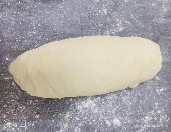 Противень или форму застилаем пергаментом, припыляем мукой, перекладываем на него тесто, накрываем полотенцем и даем отдохнуть еще минут 20.
