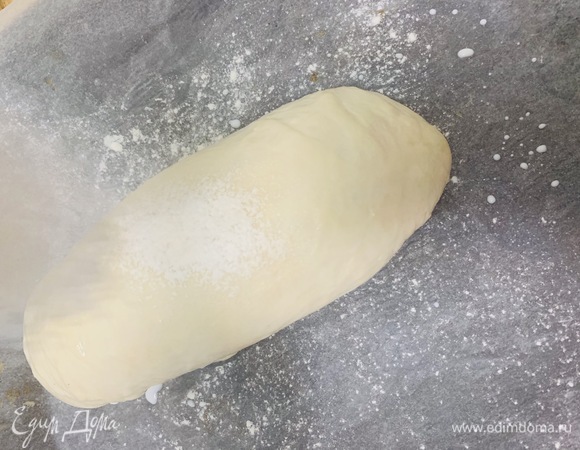 Перед выпеканием смазываем верх теста молоком и посыпаем мукой.