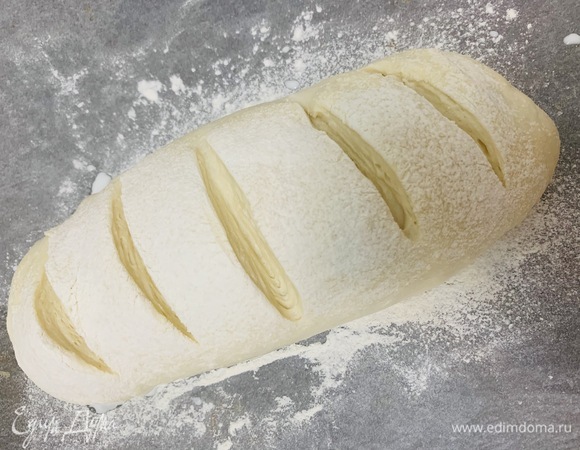 На тесте делаем неглубокие надрезы.