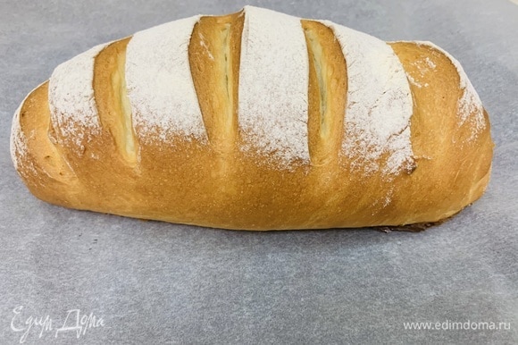 У готового хлеба красивая коричневато-золотистая корочка.