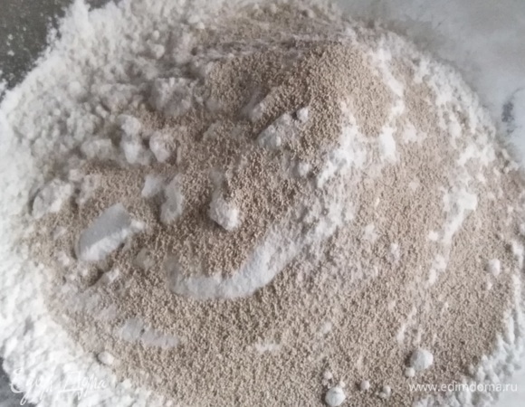 В муку добавить сухие дрожжи.