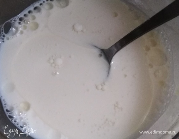 Теплое молоко смешать с сахаром, солью, растительным маслом. Соединить с мукой.