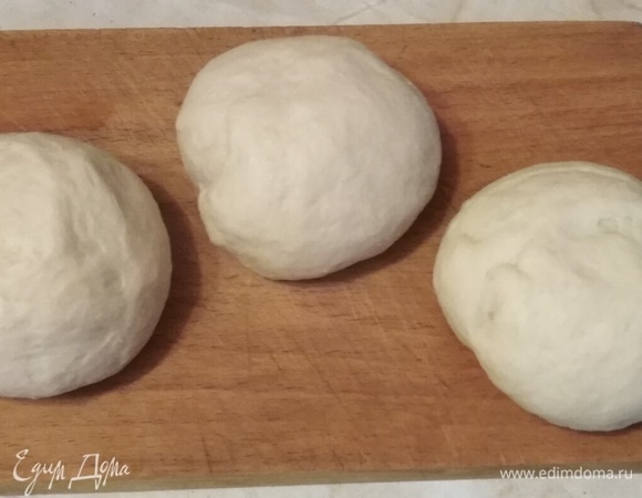 Тесто разделить на три равные части.