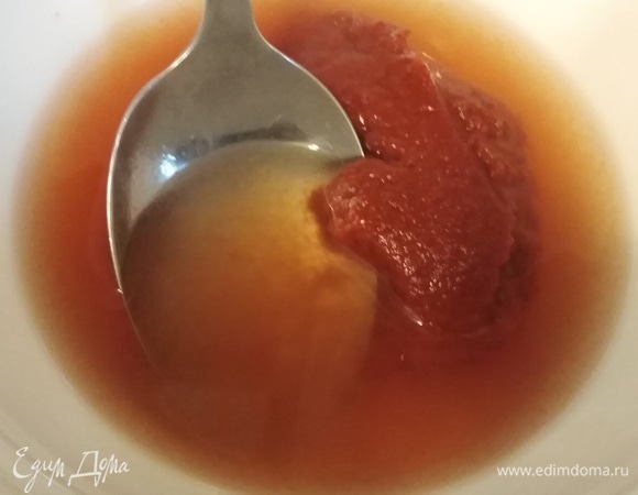 Приготовить соус. Томатную пасту развести с водой, сахаром и солью.
