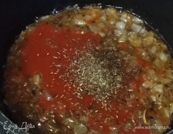 Влить соус, добавить итальянские травы.