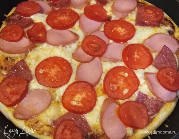 Из этого количества теста выходит три пиццы диаметром 24 см.