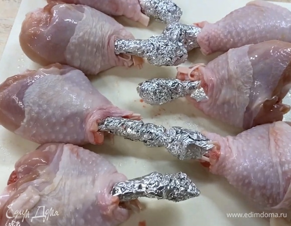 Отодвинуть мясо от кости. Взять фольгу и плотно обернуть кости каждого бедра.