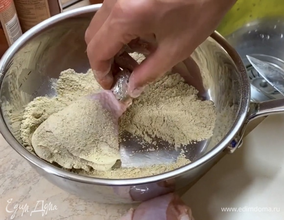 Обвалять каждую голень в получившейся смеси.