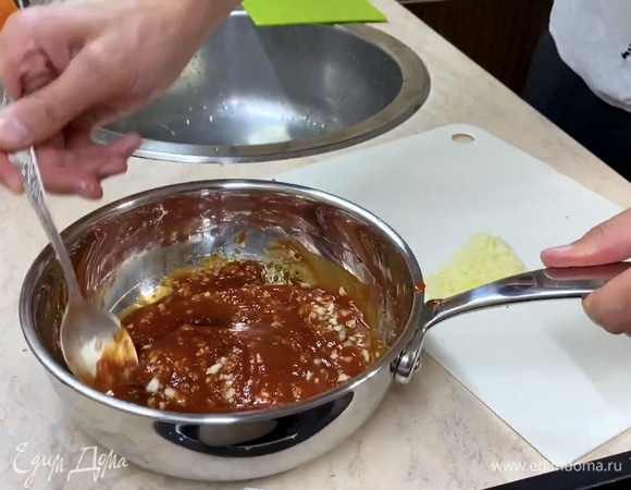 Подготовка соуса для глазировки. В сотейник налить рисовый уксус, добавить тростниковый сахар, кетчуп, соус шрирача, кунжутное масло, соль, перец, измельченный чеснок. Все перемешать. Проверить на вкус.