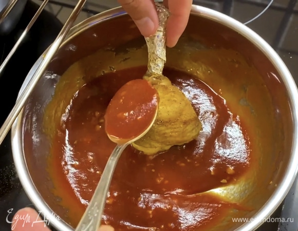 Достать запеченные голени из духовки. Если корочка твердая — то, что надо! Поливаем мясную часть соусом.