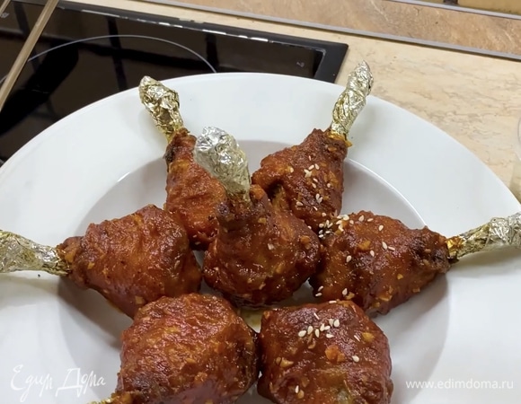 Спустя 5 минут достать ножки, выложить на тарелку, посыпать кунжутом! Приятного аппетита!