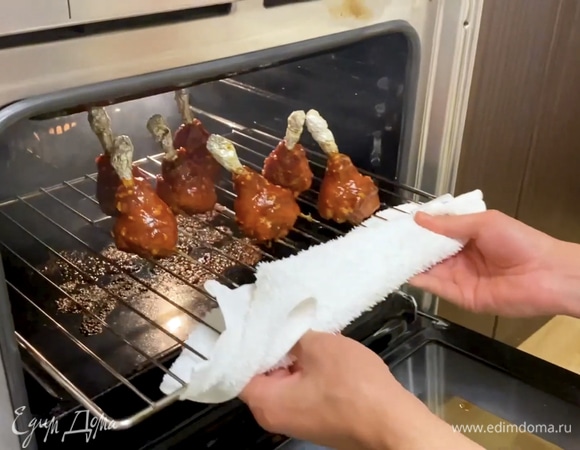 Получившееся блюдо отправляем в духовку еще на 5 минут при 200°C.